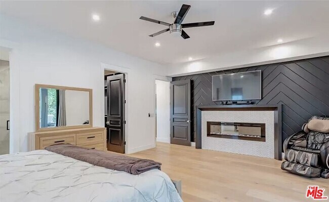 Building Photo - 5225 Topeka Dr