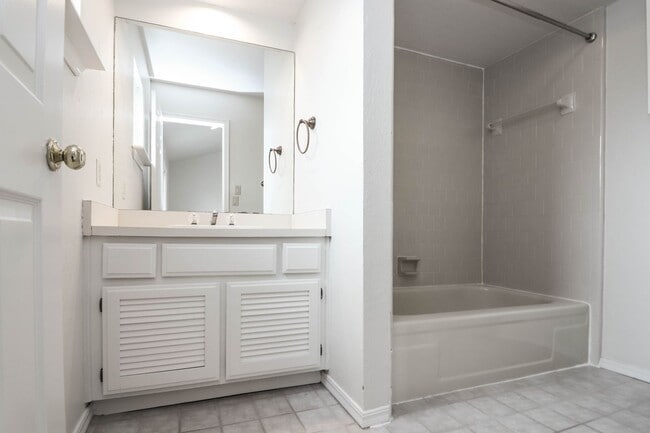 Building Photo - Lovely South Tulsa location close to shopping and restaurants