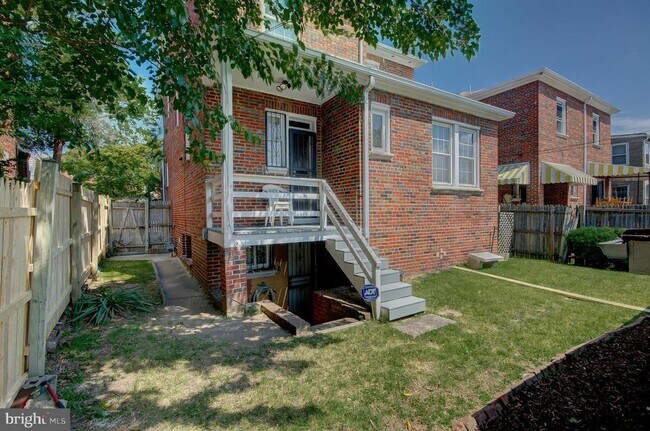 Building Photo - Spacious 4-level detached home