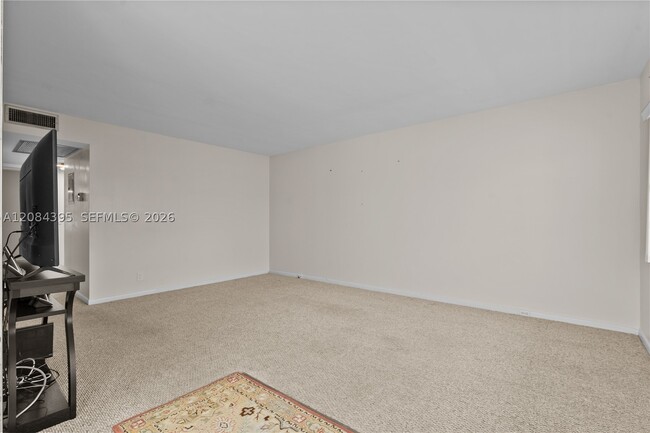 Building Photo - 523 Fanshaw N