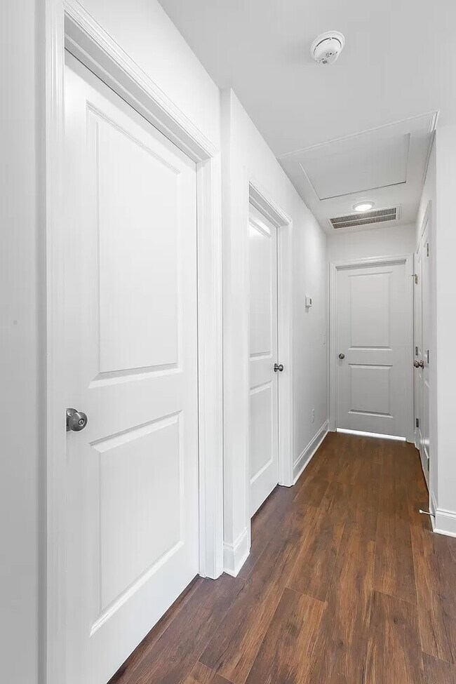 Building Photo - 5562 Stream Ln