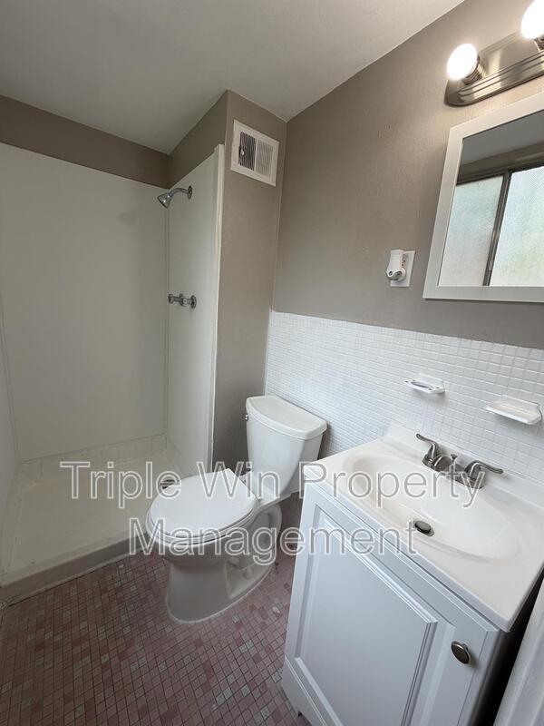 Building Photo - 11050 Linnell Dr