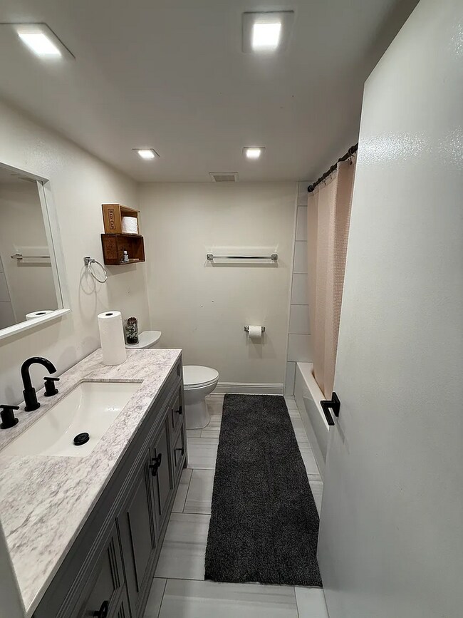 Building Photo - $500 OFF ON FIRST MONTH'S RENT! Move in Ready! Sunshine & Comfort in the Heart of St. Pete - 2bed...