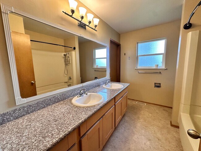 Building Photo - Tradition Kirkland Split Level with Gorgeous Views nestled in the middle of NorKirk