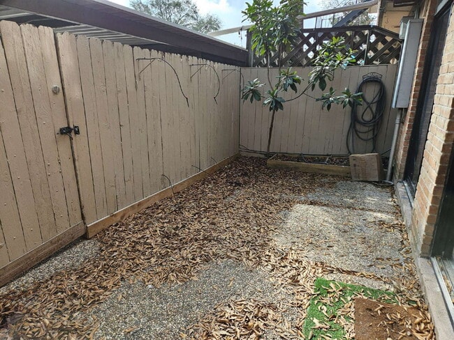 Building Photo - Fully Remodeled 3 Bed Home Near Galleria & Memorial Park - Utilities Included
