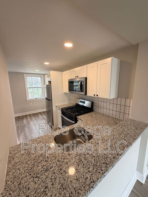 Building Photo - 2345 Bond Ave