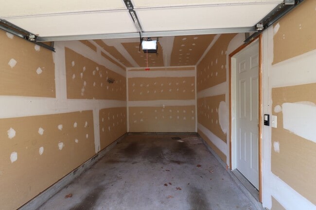 Building Photo - Rare 2BR 2BA 2 Level Condo With Garage