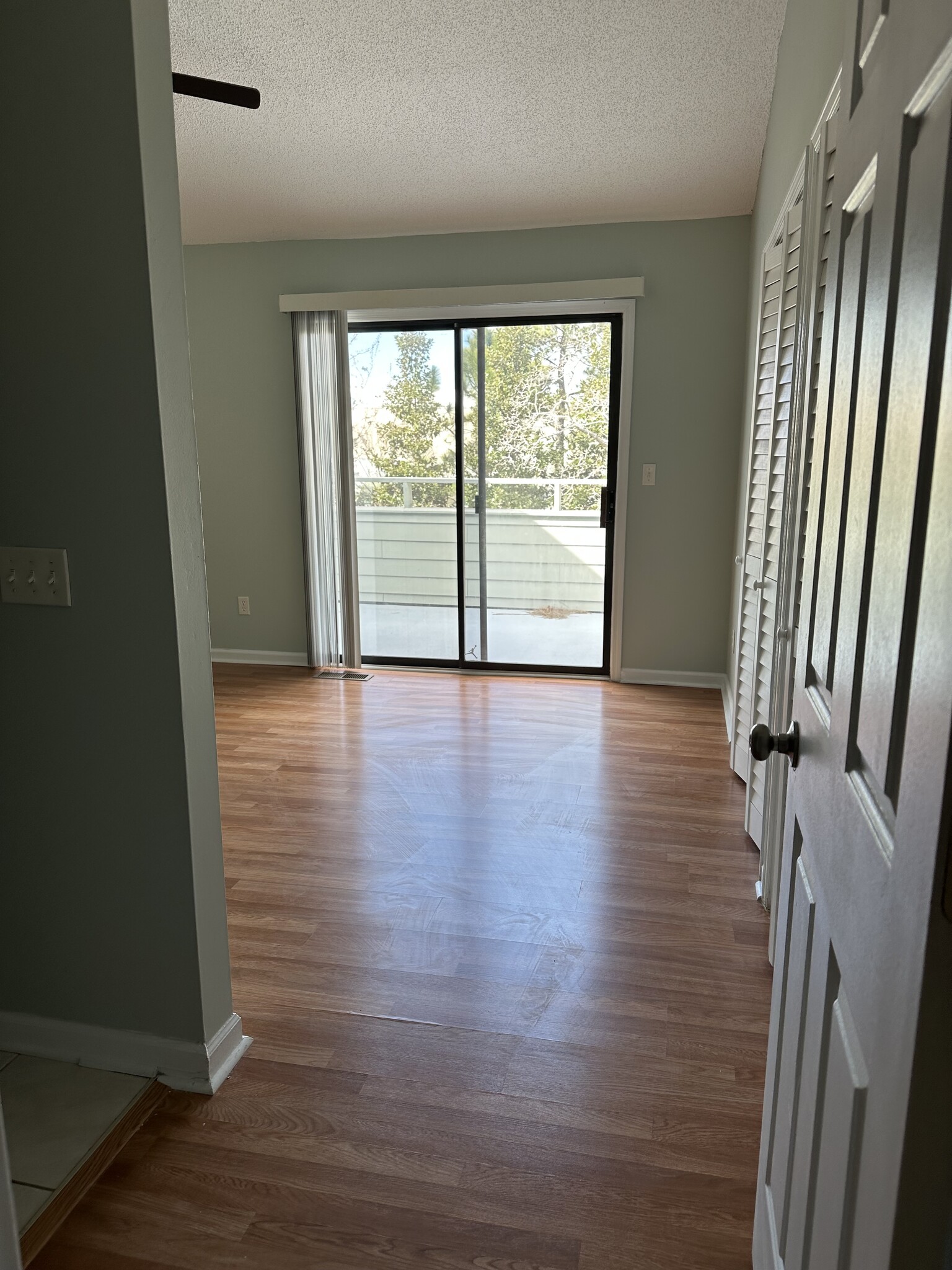 Building Photo - 100 Shadow Moss Pl