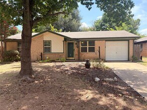 Building Photo - 825 Bryan Dr