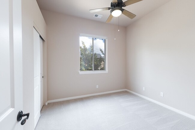 Building Photo - 4 Bedroom, 2 Bathroom Home in Timber Ridge