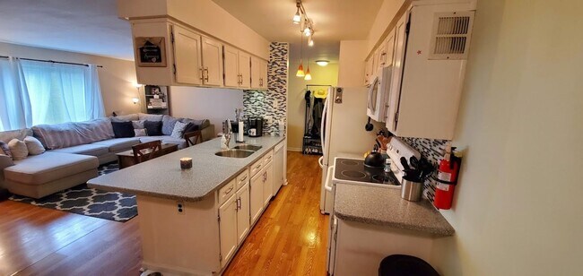 Building Photo - Centrally located, elegantly updated 2-bed...