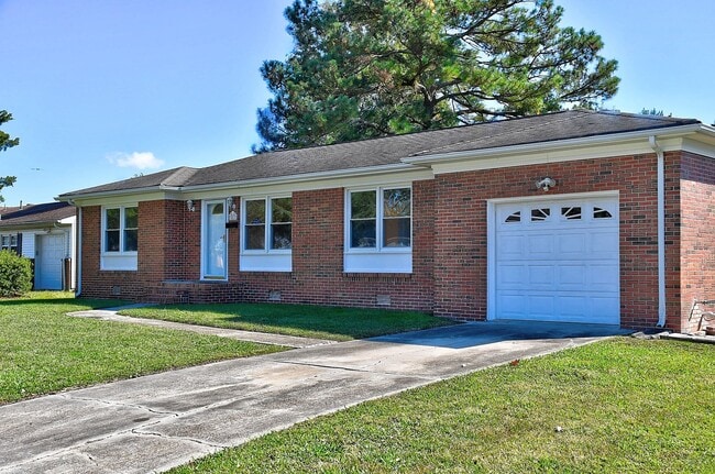 Building Photo - 3 BDRM / 2.5 BATH with FENCED BACKYARD - WINDSOR WOODS!