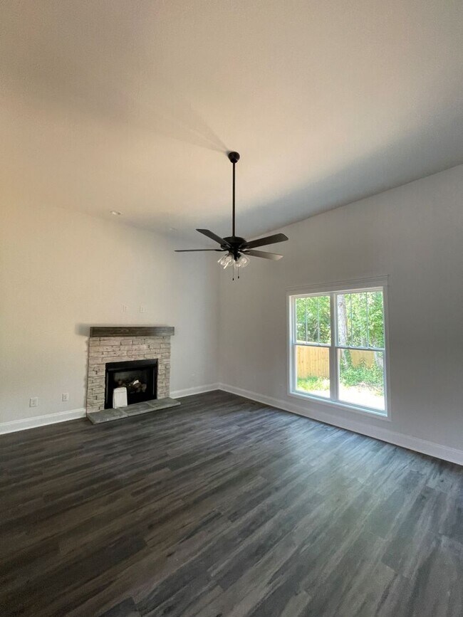 Building Photo - 6 bedroom/3 Baths + Bonus room!  Backs up ...