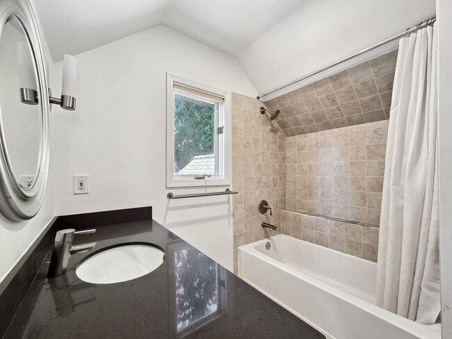 Building Photo - Stunning 4-Bedroom Home with Luxurious Mas...