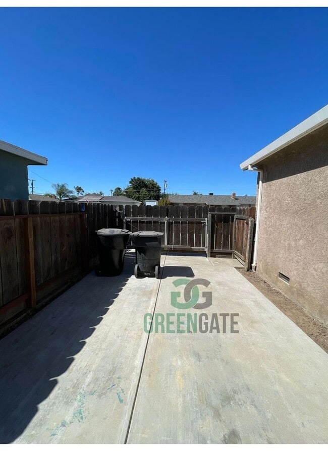 Building Photo - BEAUTIFUL 3 BEDROOM 2 BATH HOME MOVE IN RE...
