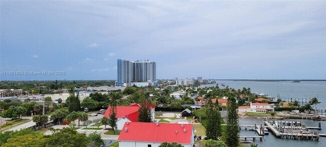 Primary Photo - 3040 Lake Shore Dr