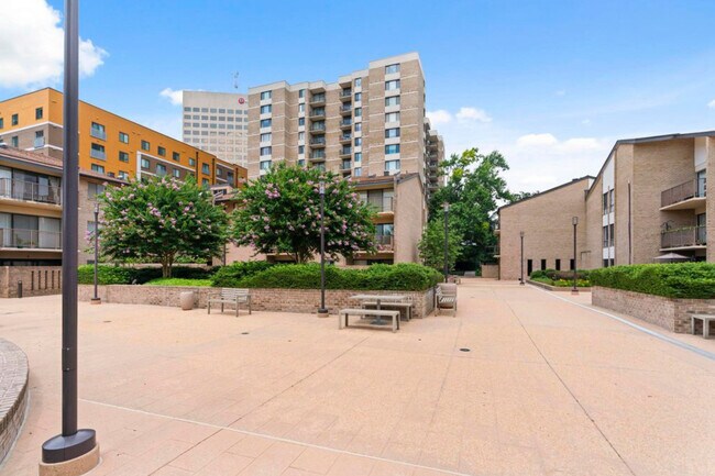 Building Photo - 118 Monroe St