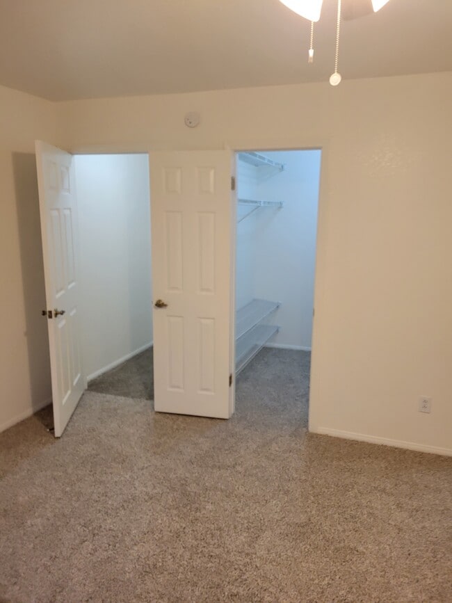 Building Photo - 9912 N La Jolla Dr