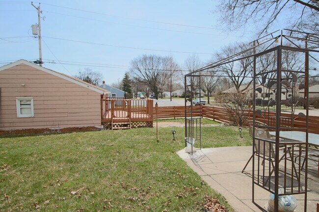 Building Photo - Updated Single Family Home Near Vogel Park...