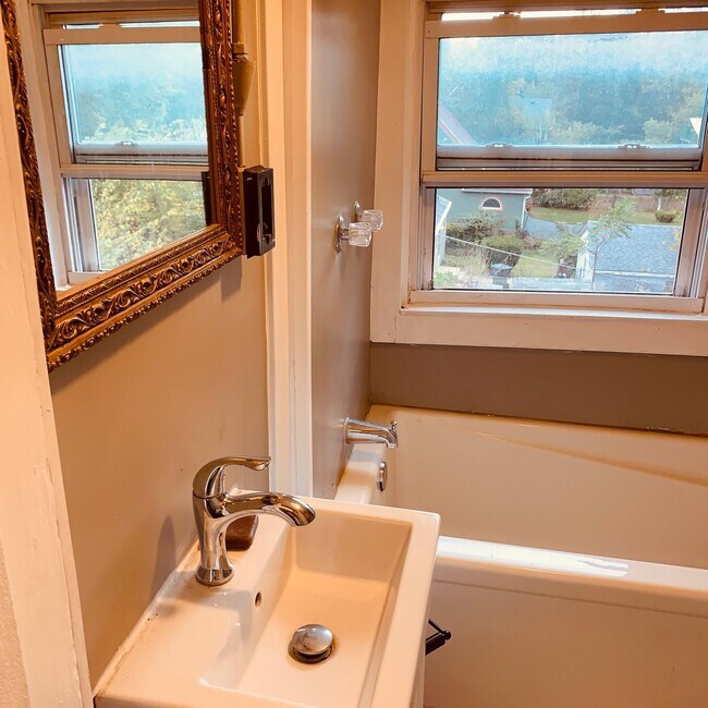 Building Photo - 2900 Enoch Ave