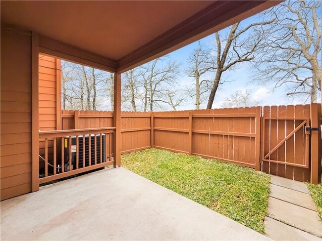 Building Photo - 1305 W Villa Maria Rd