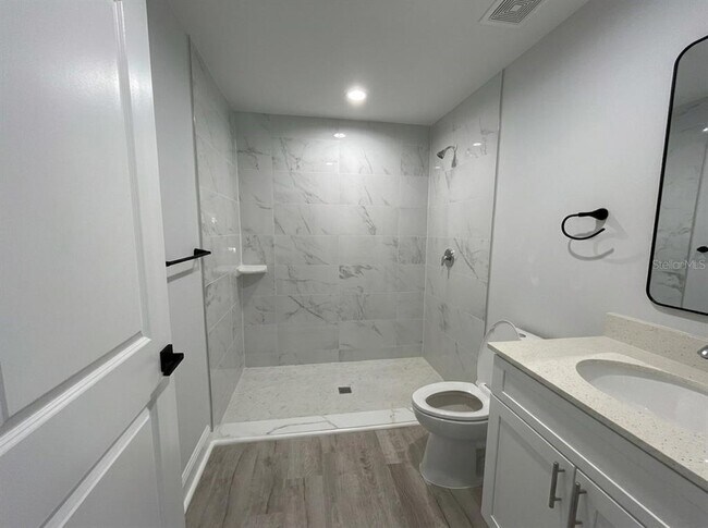 Building Photo - 223 Oak Ln Trk