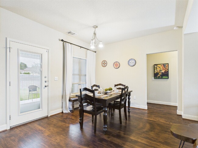 Building Photo - Oaks Of Windcrest Home