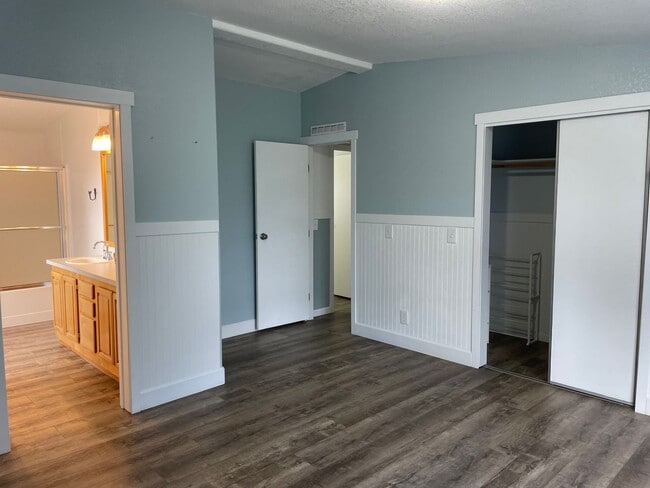 Building Photo - Remodeled Home Just Moments from Greenbank Farm!