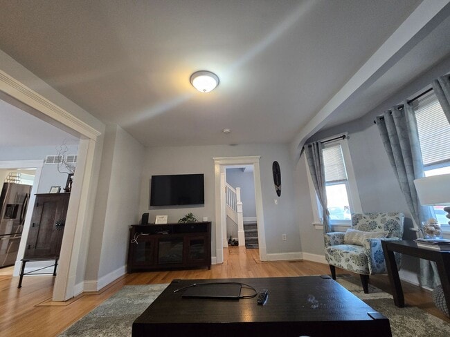 Building Photo - Spacious, meticulously renovated single family: 2-bedroom, 2 full bathroom & finished basement an...