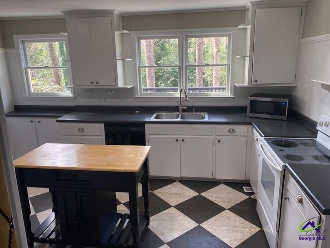 Building Photo - 2740 Northwoods Dr S