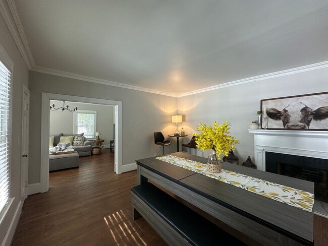 Building Photo - Fully Furnished 3 Bed 2 Bath Home