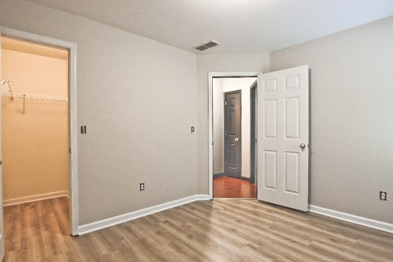Building Photo - 462 Walnut Woods Dr