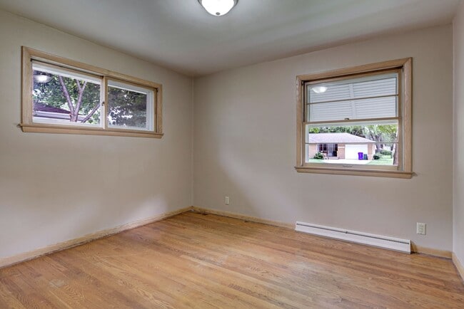Building Photo - 2 bed, 1 bath –1270 SF – Nice Ranch Single...