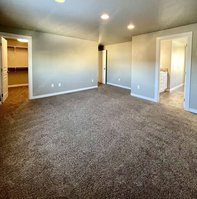 Building Photo - Rare 5 BR home in Southwest Redmond