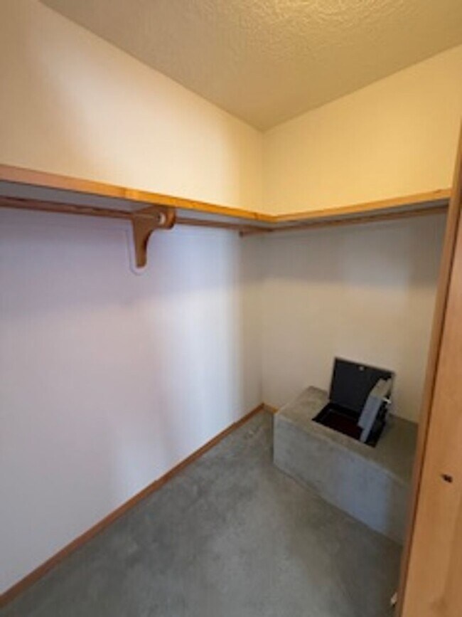 Building Photo - 5 Oriente Ct