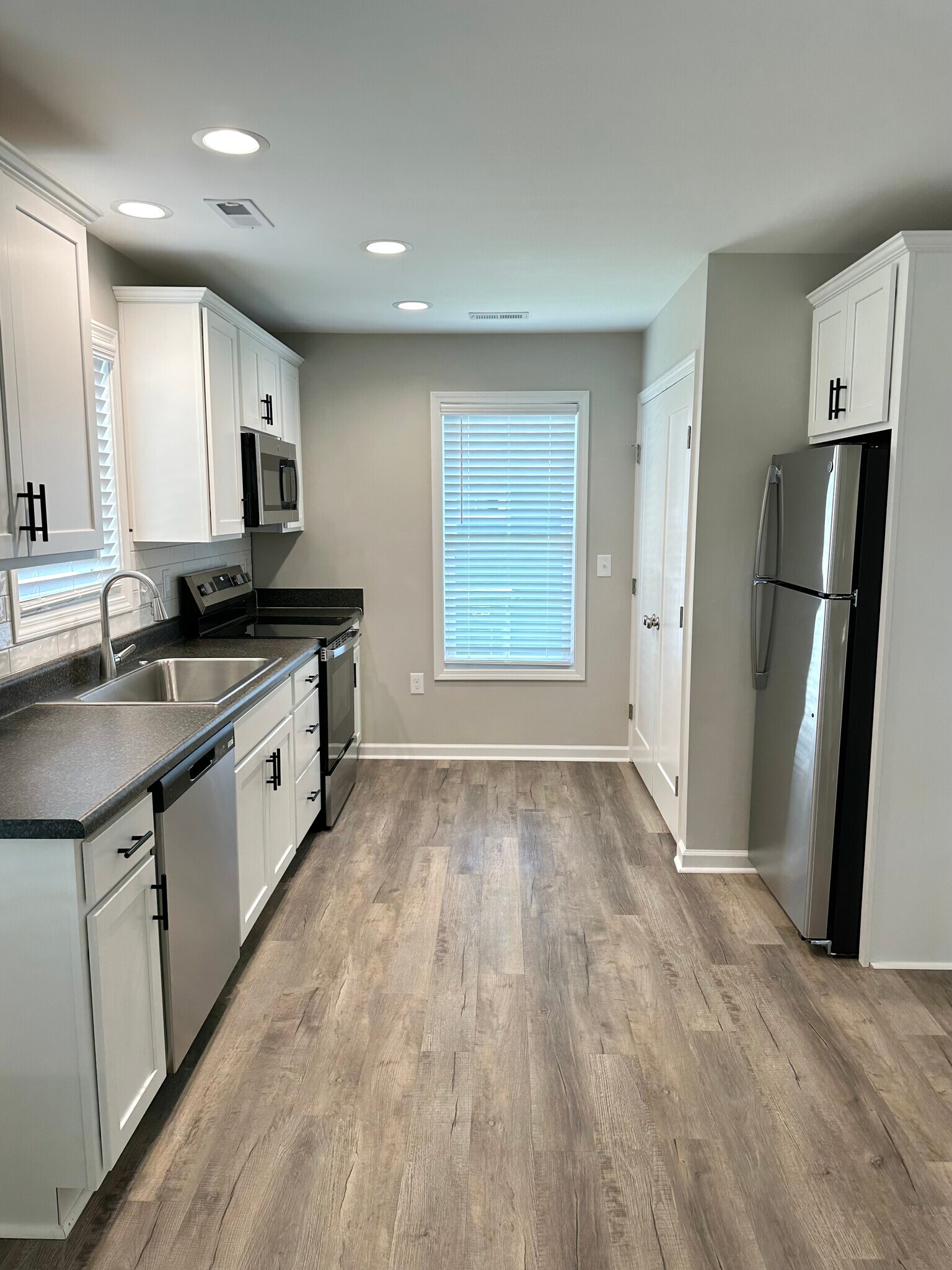 Beautiful well appointed kitchen w/SS appliances, soft close cabinet doors/drawers - 2217 Kenwood Blvd SE