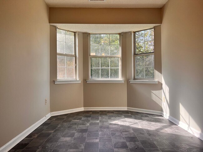 Building Photo - AVAILABLE LATE AUGUST | RECENTLY RENOVATED...