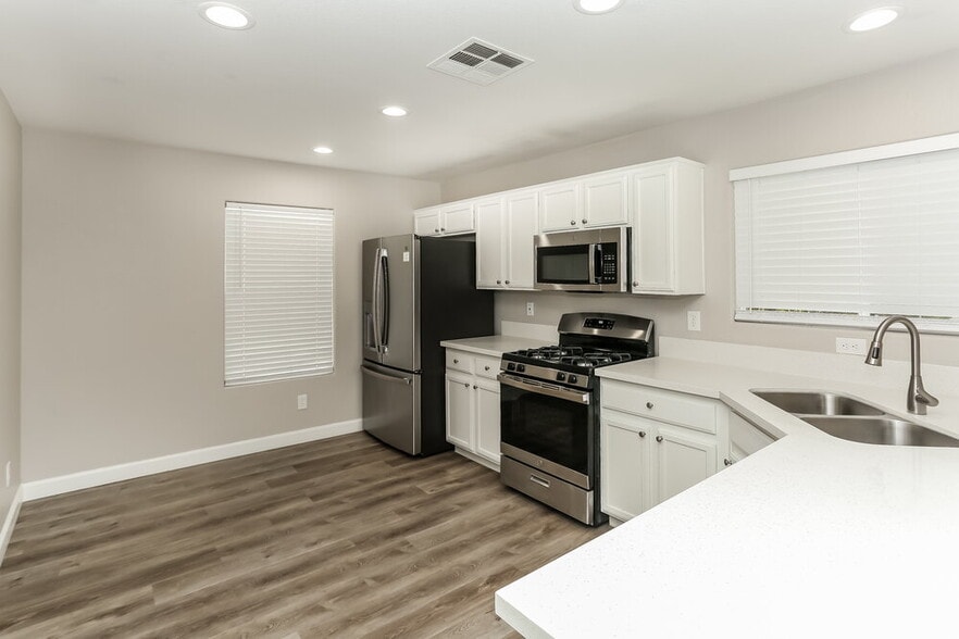 Building Photo - 8029 N Quilted Bear St