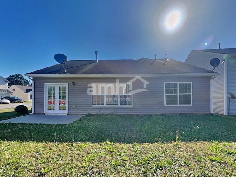 Building Photo - 32 Riverbed Dr