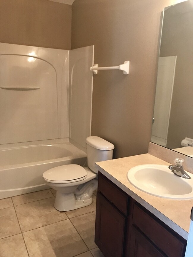 Building Photo - 2 Bed / 2 Bath Condo with 1-Car Garage in ...