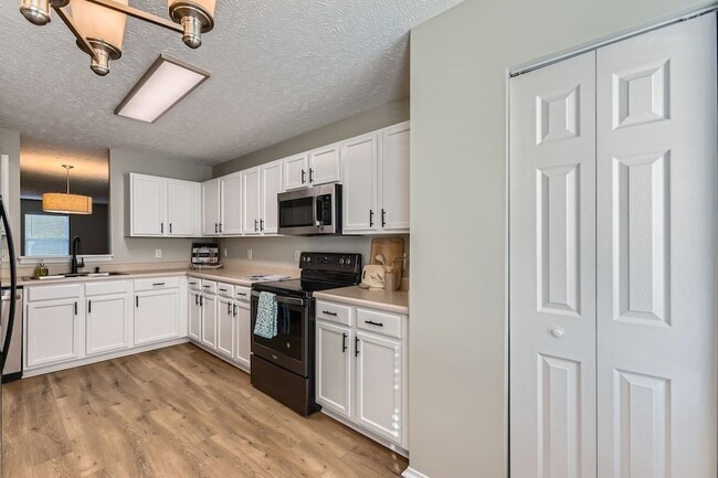 Building Photo - 5855 Monroe Crossing