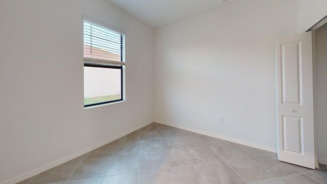 Building Photo - 1548 Sandlewood Cir