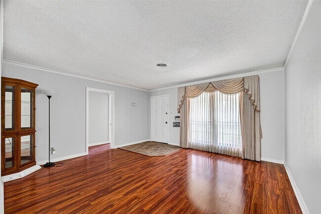 Building Photo - 5114 Beechnut St