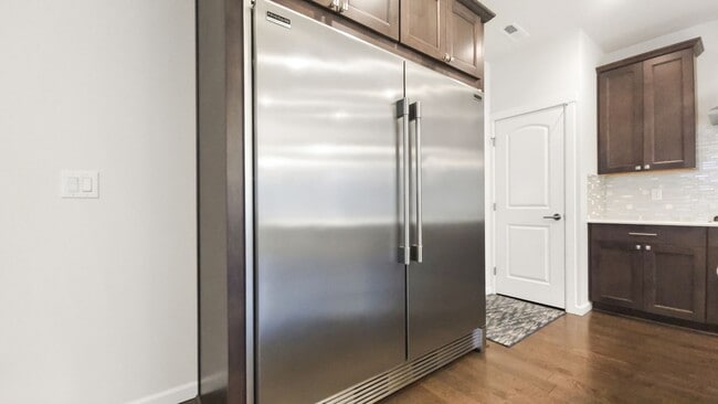 Building Photo - Beautiful, Light-Filled Home Bordering Protected Greenbelt