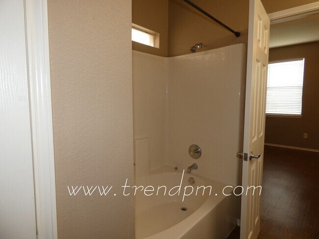 Building Photo - 9020 Belvedere Dr