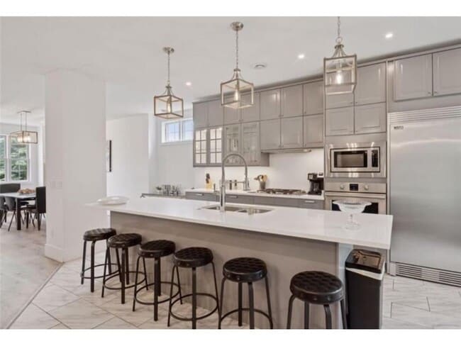 Building Photo - 1032 Gardner St E