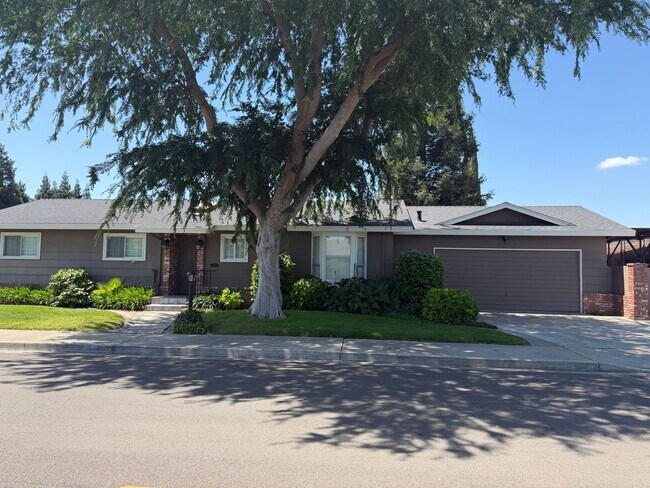 Building Photo - 3 Bedroom 2 bath with Rv Parking