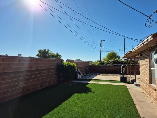 Building Photo - 3 Bedroom 2 Bath