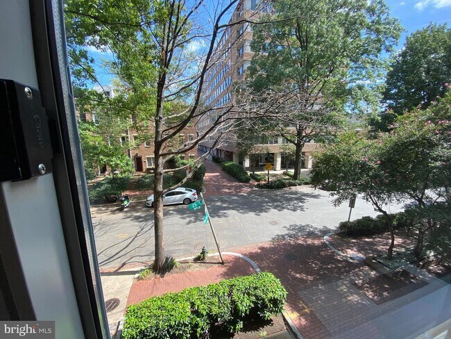 Building Photo - 940 25th St NW