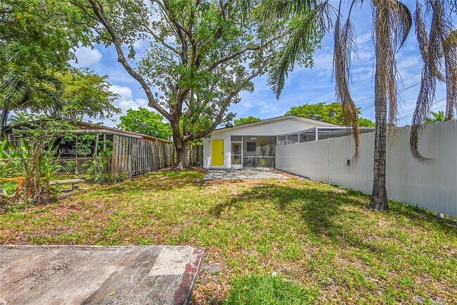 Building Photo - 810 SW 12th Ct